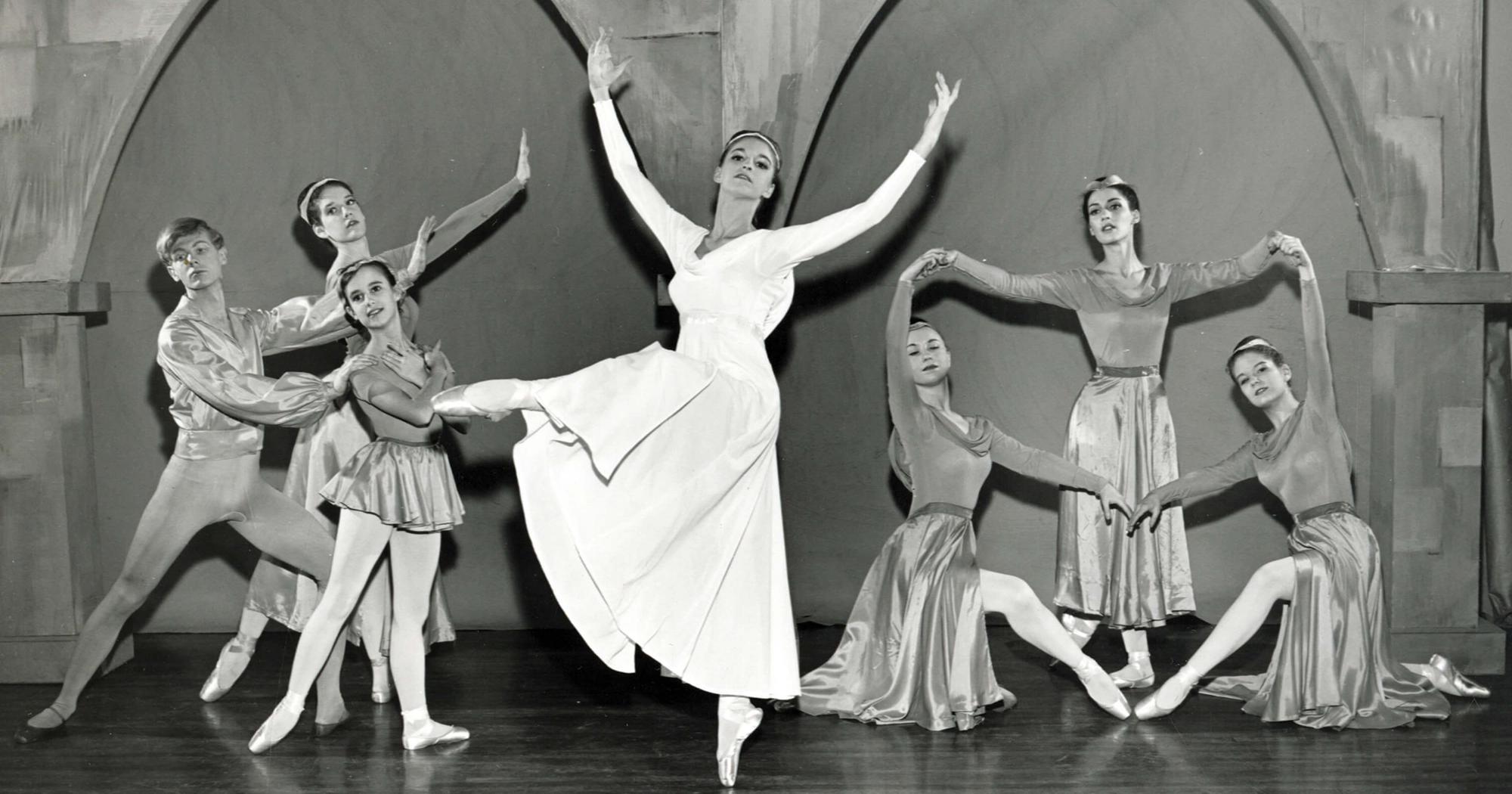 黑白图像描绘了20世纪60年代的芭蕾舞. 
